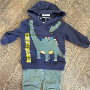 Carter’s two piece set. Includes sweatpants and hoodie.